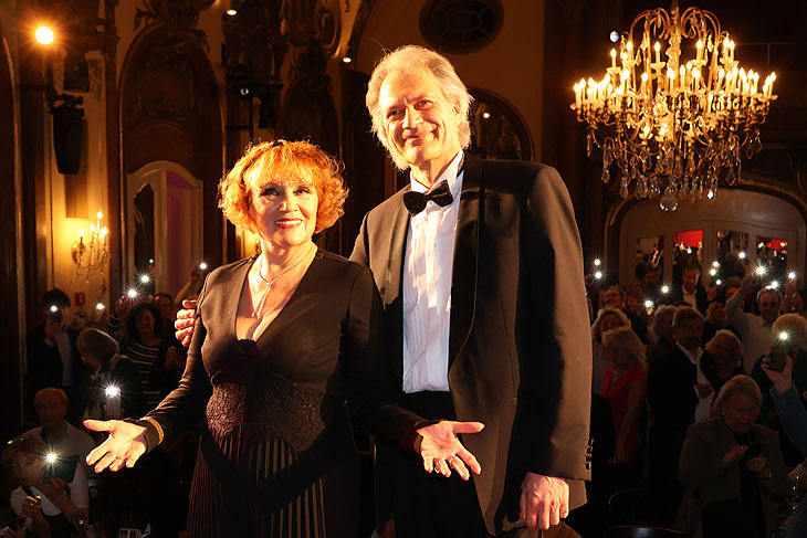 Sarah Laux begeisterte mit  Pianist Peter Papritz am 26.02.2024 im Silbersaal des Deutschen Theater die Gäste (©Foto: Martin Schmitz)